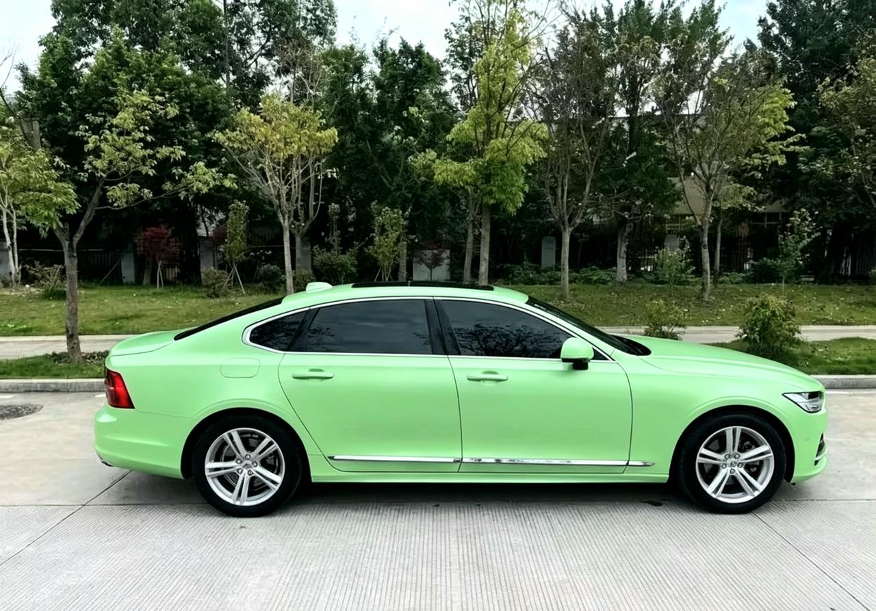 这是沃尔沃的s90这个角度是真的挺不错的，挺好看的。我其实也想多拍几张。可是车不