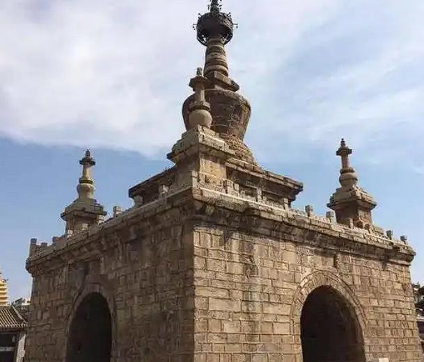 浙江杭州，男子通过公司撮合与寺庙签订三方协议并约定其向寺庙捐款80万元、寺庙赠与