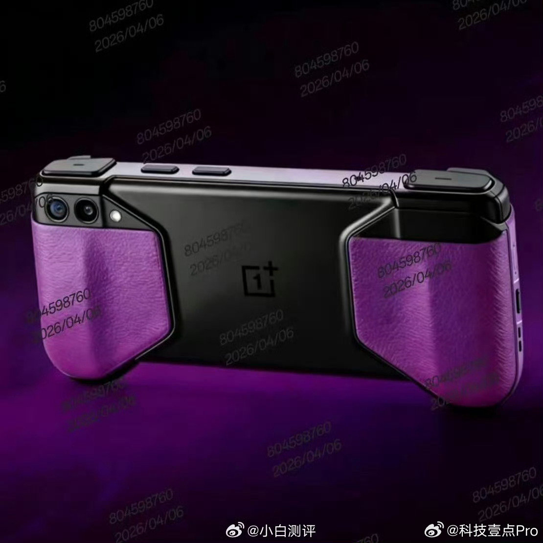 诶呀，一加真要做掌机了？这外观还蛮酷的，背面还是双摄，而且还有闪光灯，这是也能当