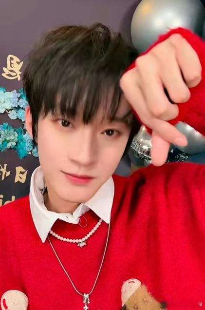 曹恩齐的直播间真是笑点满满，21连拍挑战中他的比心手势和小狗耳朵动作简直萌翻了，