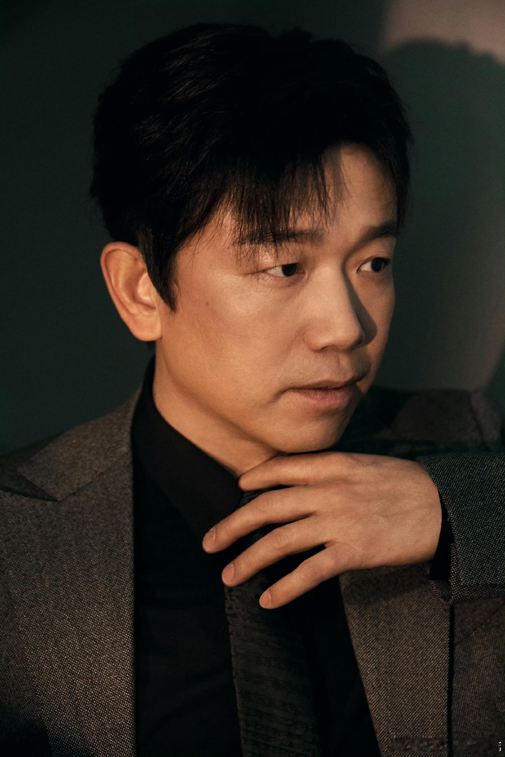 潘斌龙回应把AI形象授权给平台是这样的 如果都摆平依靠AI授权那都会没有一种鲜活