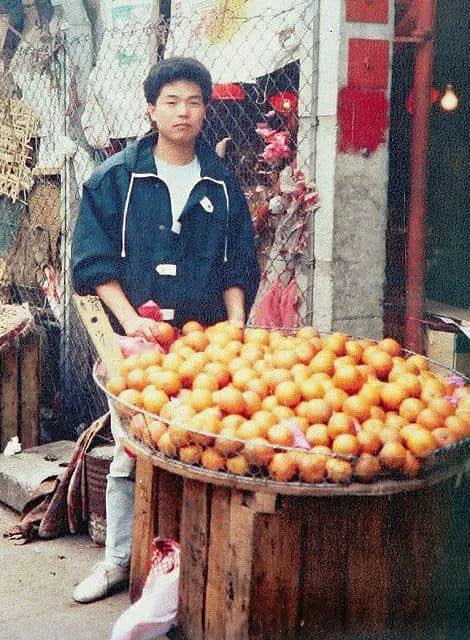 这位小伙叫林晓毅，只有小学学历，1980年游水偷渡到香港，当年18岁的他，刚好在
