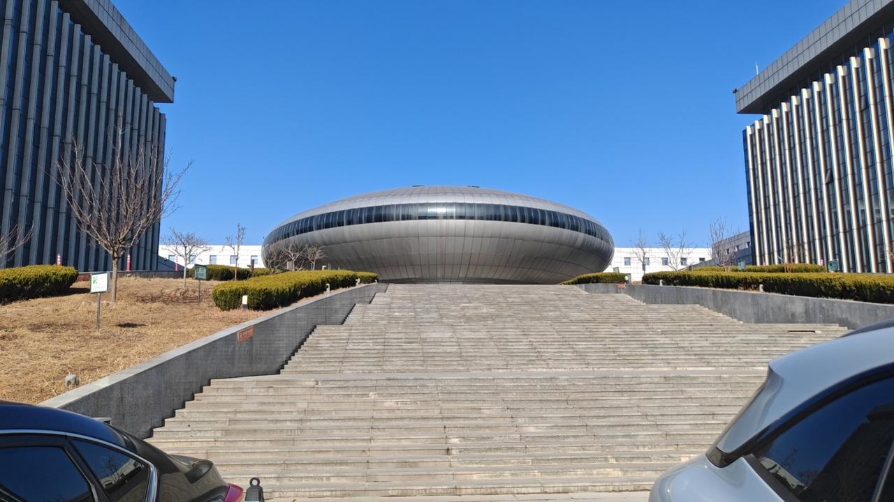 这个建筑很漂亮，像飞碟，UFO降临滨州！走近一看。原来是滨州市科技馆，再走进一看