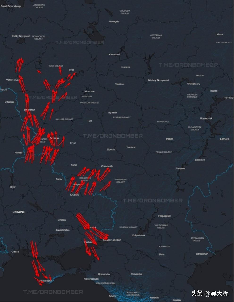 乌克兰的约300架无人机目前正飞往俄罗斯境内实施打击。地图上为大致飞行路线。