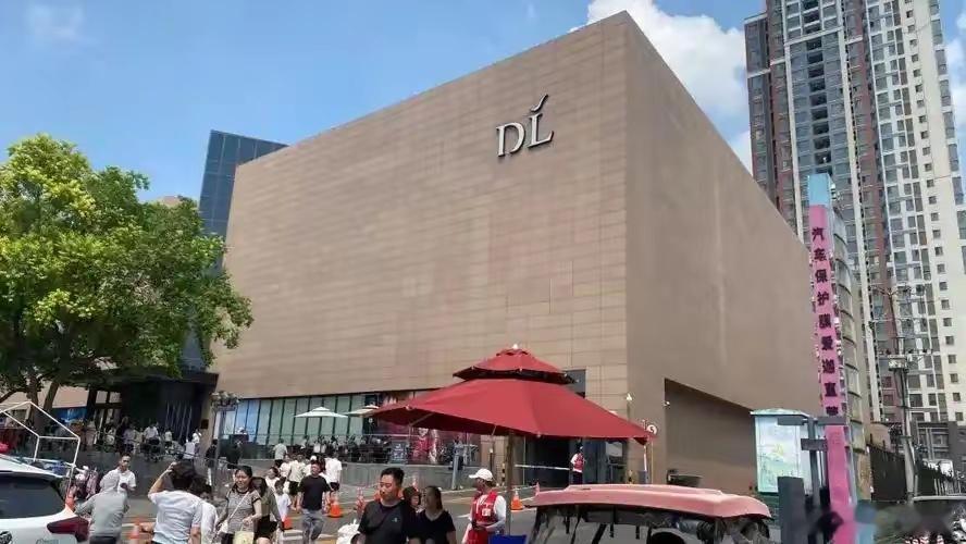 胖东来 刑期五年以上门槛一个没走”的背后，是更大的争议。去年30名刑释人员入职胖