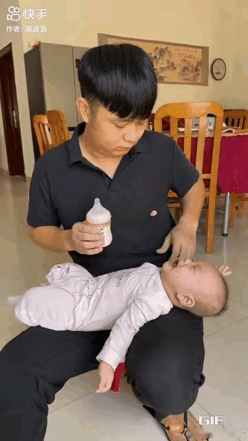 妻子有事出门了，把几个月的宝宝留家里让宝爸看，可宝宝饿了哭个不停，这个宝爸实在没
