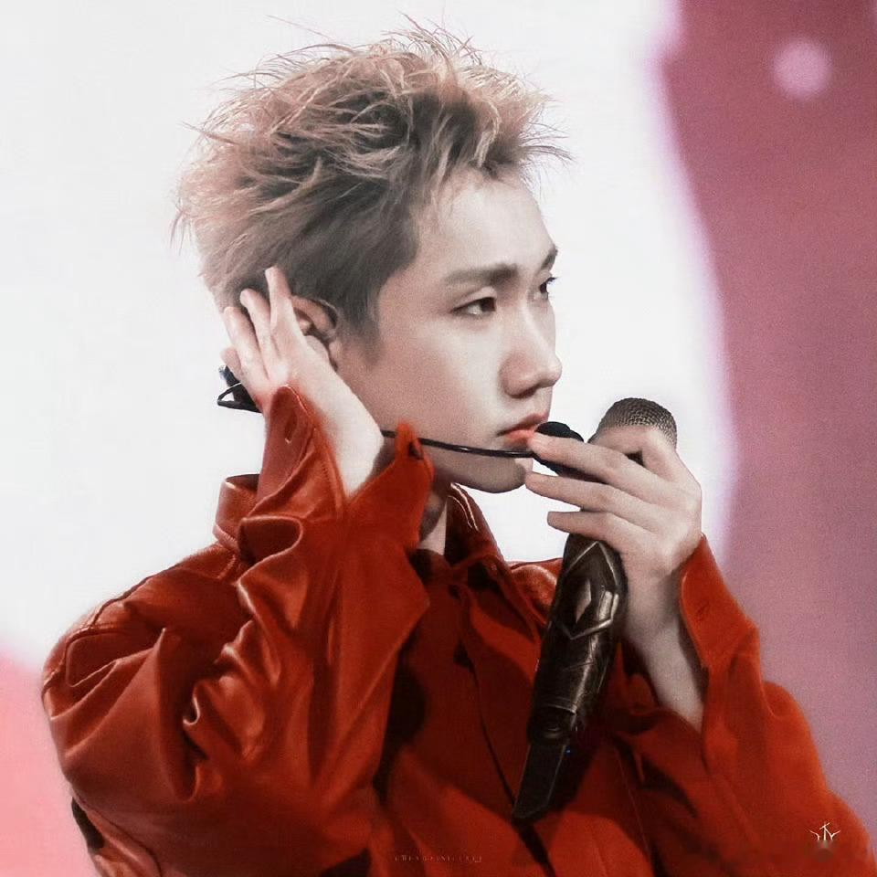汪苏泷成都演唱会前排没有一个本地人 成都场互动笑点拉满，汪苏泷诚心求本地火锅推荐