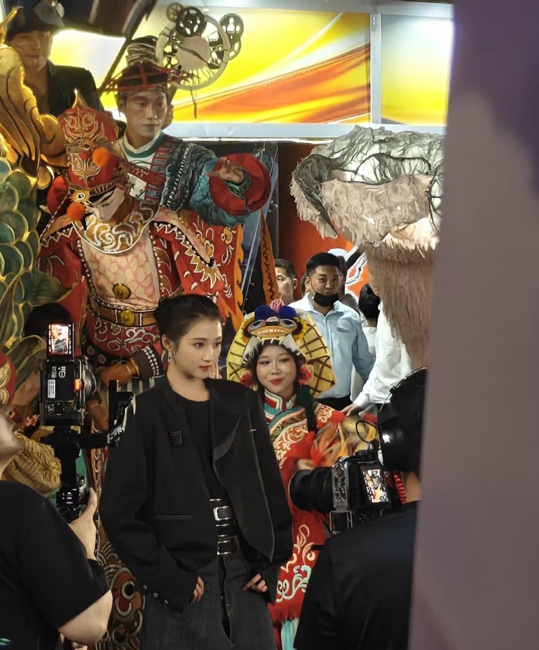 关晓彤太美了，本人比剧里好看10倍，个子又高脸又小，她穿了一双鞋底超薄的银色鞋子