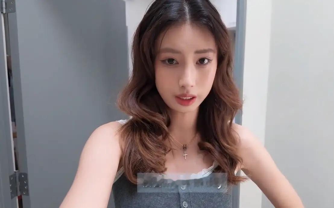 冯小刚在国外上学的女儿开学了，徐帆又跟过去陪读，不过，徐朵并没有住外面，开学上大