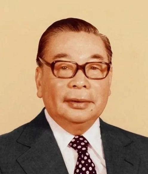 1988年，蒋经国去世的时候，将位置传给了李登辉。但以他的实力和威望，完全可将台