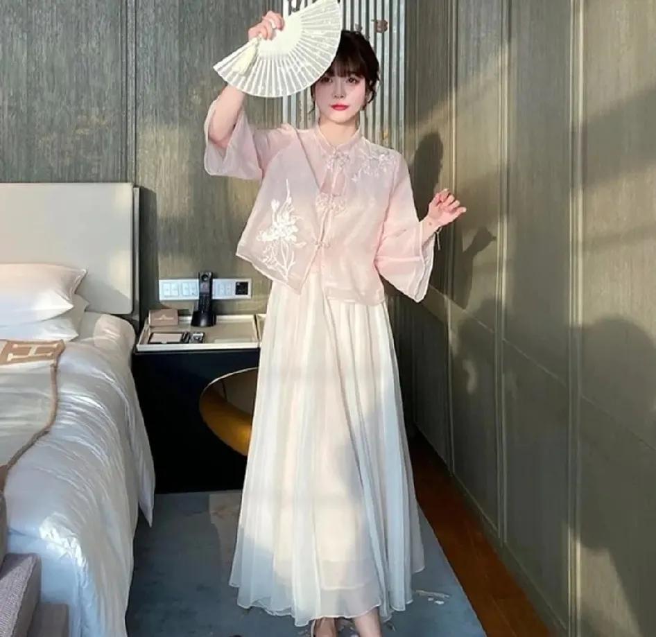 有没有发现
现在的新中式国风衣服
不仅仅是中老年女人爱穿
在街上也能看到很多小年