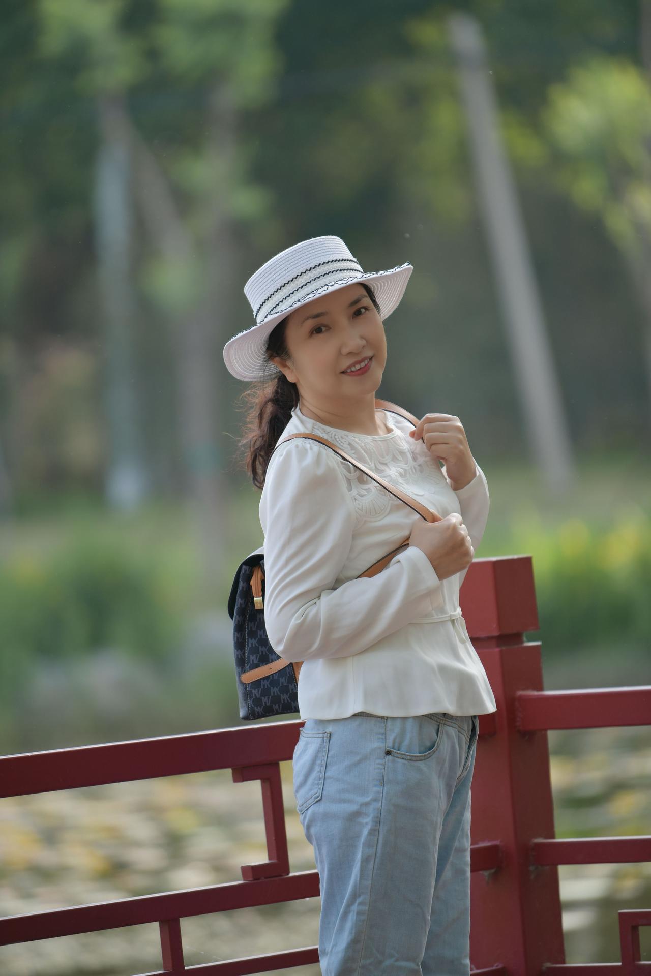 悠闲午后，漫步在绿意盎然的公园，感受大自然的宁静与美好。🌿🍃🍂