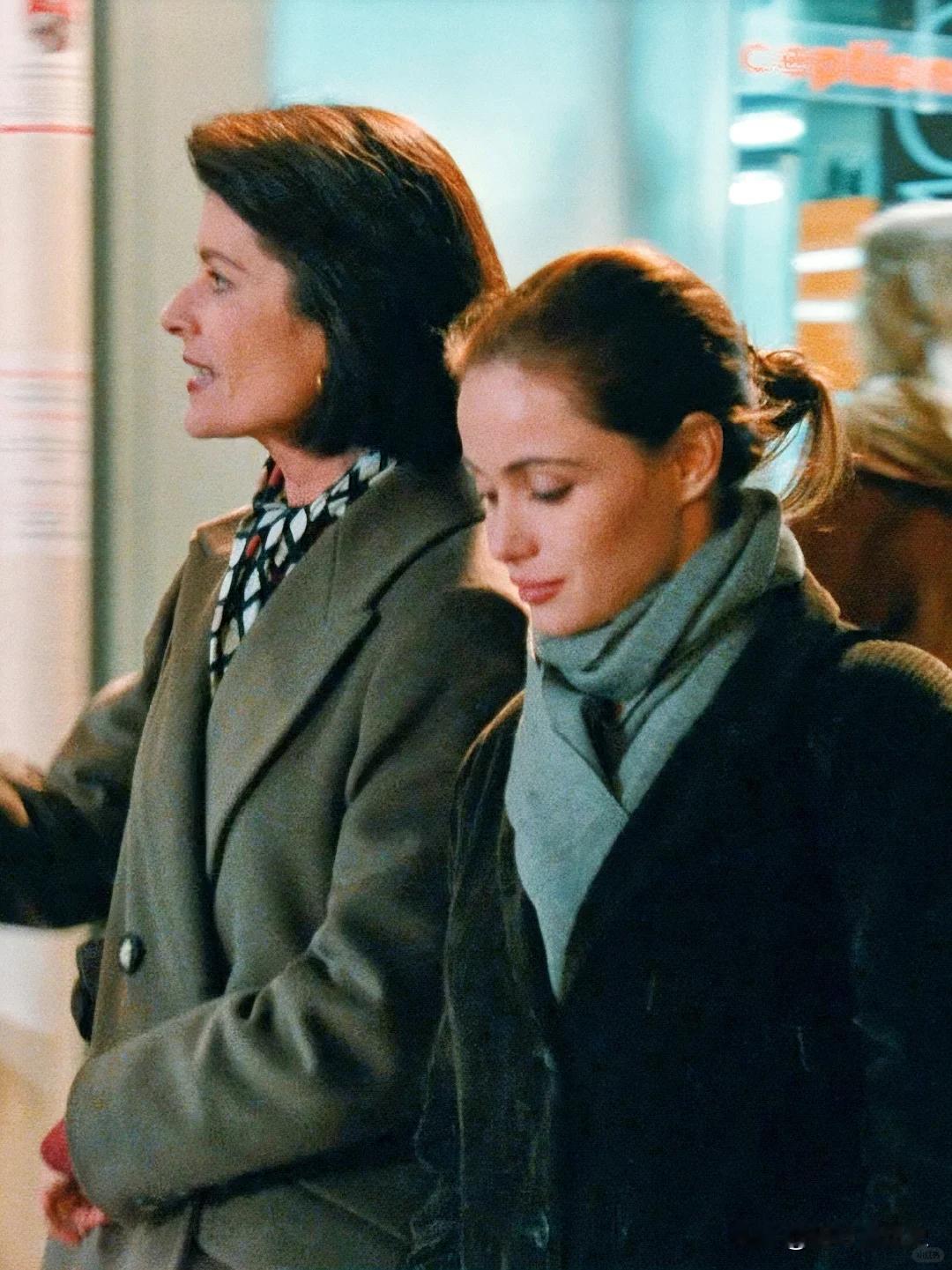 原来呀，有些人，简简单单挽个发髻就能美成那样，就像 Emmanuelle Bea