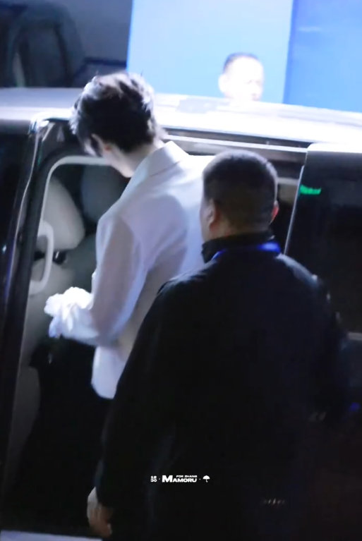 张凌赫开始推理吧上班状态 张凌赫珍珠宫廷风白西装 张凌赫开始推理吧上班状态，张凌