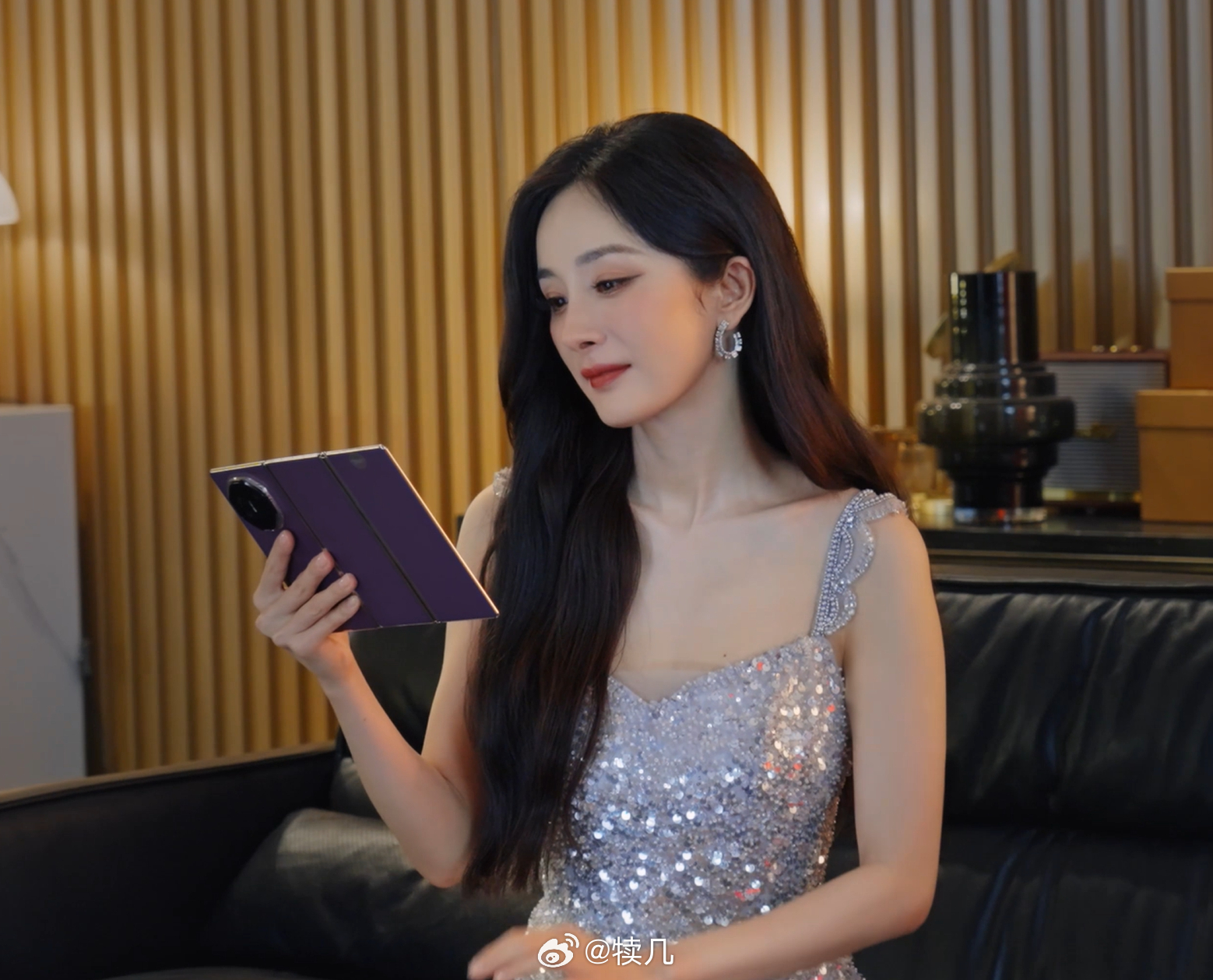杨幂发型基础美貌就不基础 不是发型有多特别，是杨幂把「基础款」戴出了专属气场——