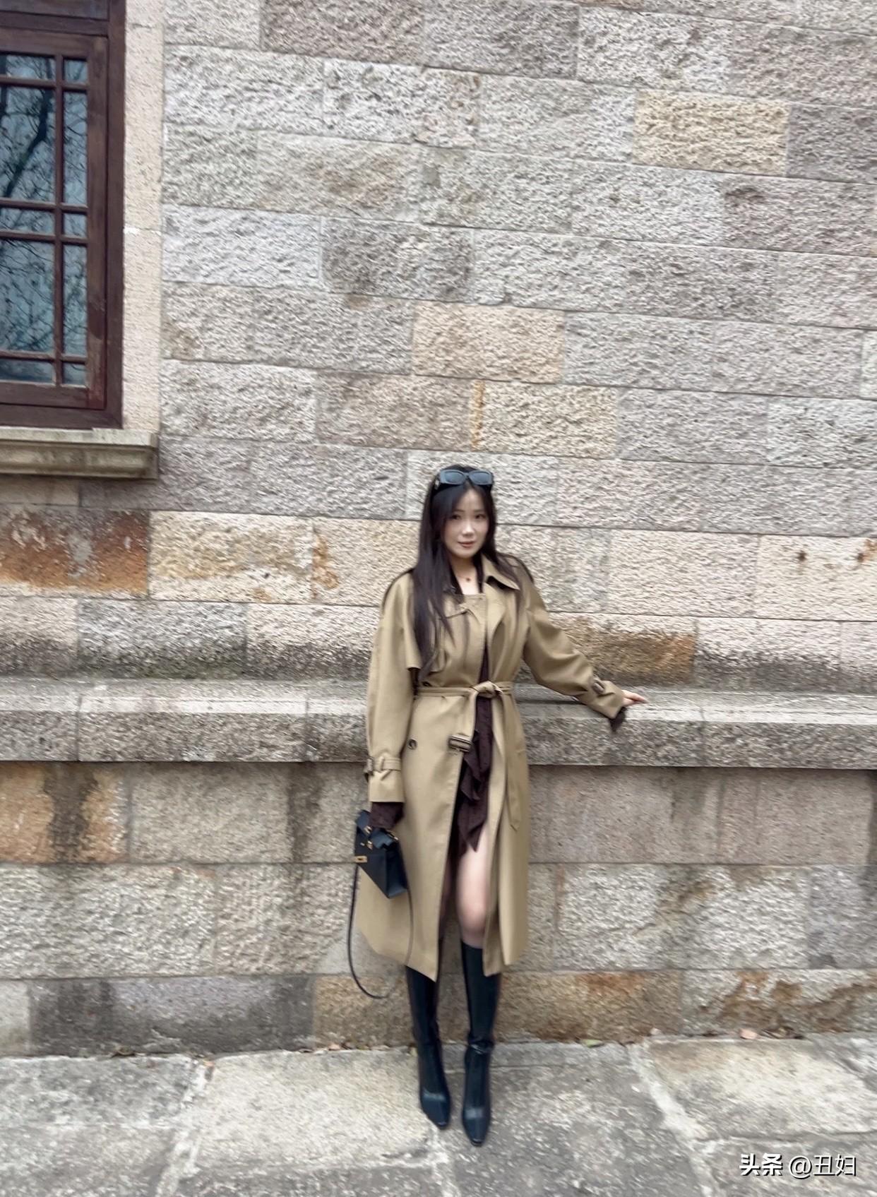 米色风衣适配多种风格。搭白色连衣裙，卷起袖口，配斜挎包，帅气甜美；搭黑色连衣长裙