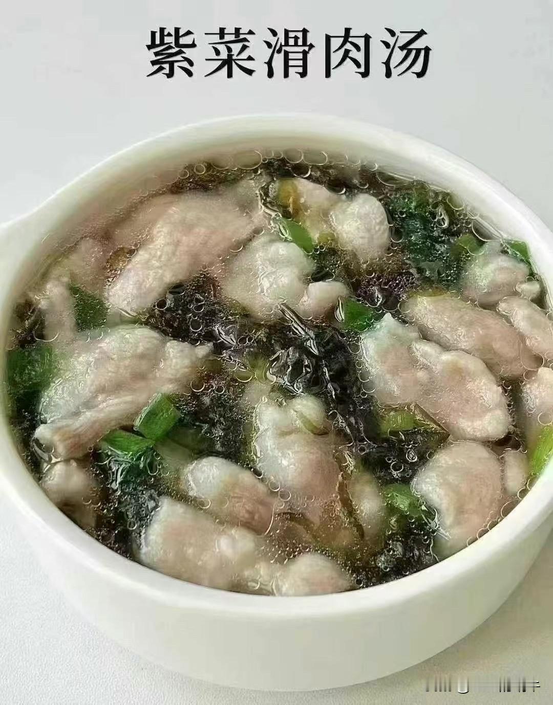 今天的午餐，简单做了一个紫菜肉滑汤，先煮肉滑，紫菜我买的是头茬无沙的，不用洗直接