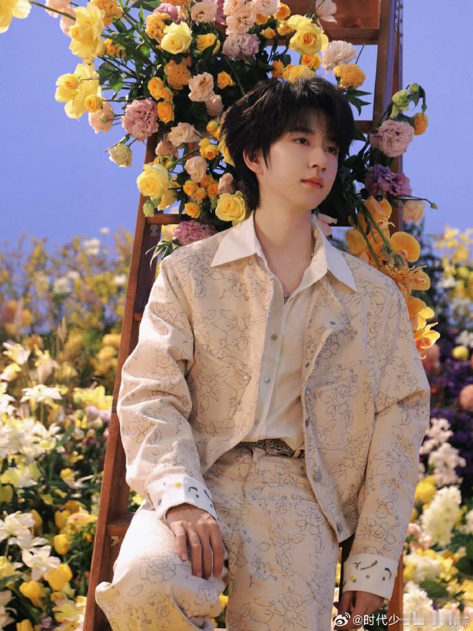 花海中的贺峻霖   花海中的贺峻霖真的是好帅气啊，怪不得会被自己帅到了。咱们的小