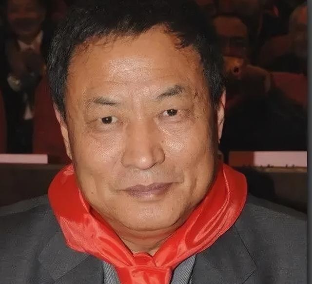 将门虎子！李德生将军之子李和平战场怒吼“向我开炮”

炮火轰鸣中，李和平对着步话