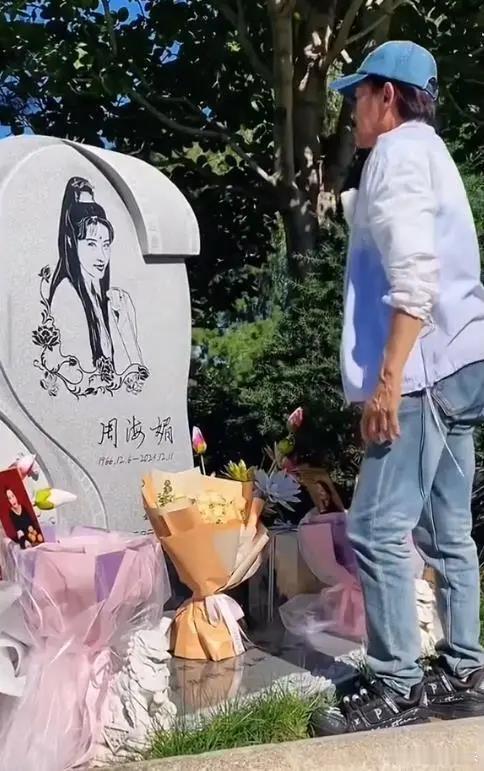 【#陈勋奇到墓地探望周海媚#】#陈勋奇去墓地为周海媚献花#近日，72岁的陈勋奇分