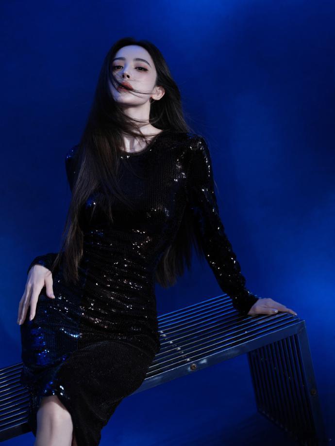 娜扎这个身材曲线在保持身材这一方面果然还是得看娜扎的，这完美的身材，谁看了不得心