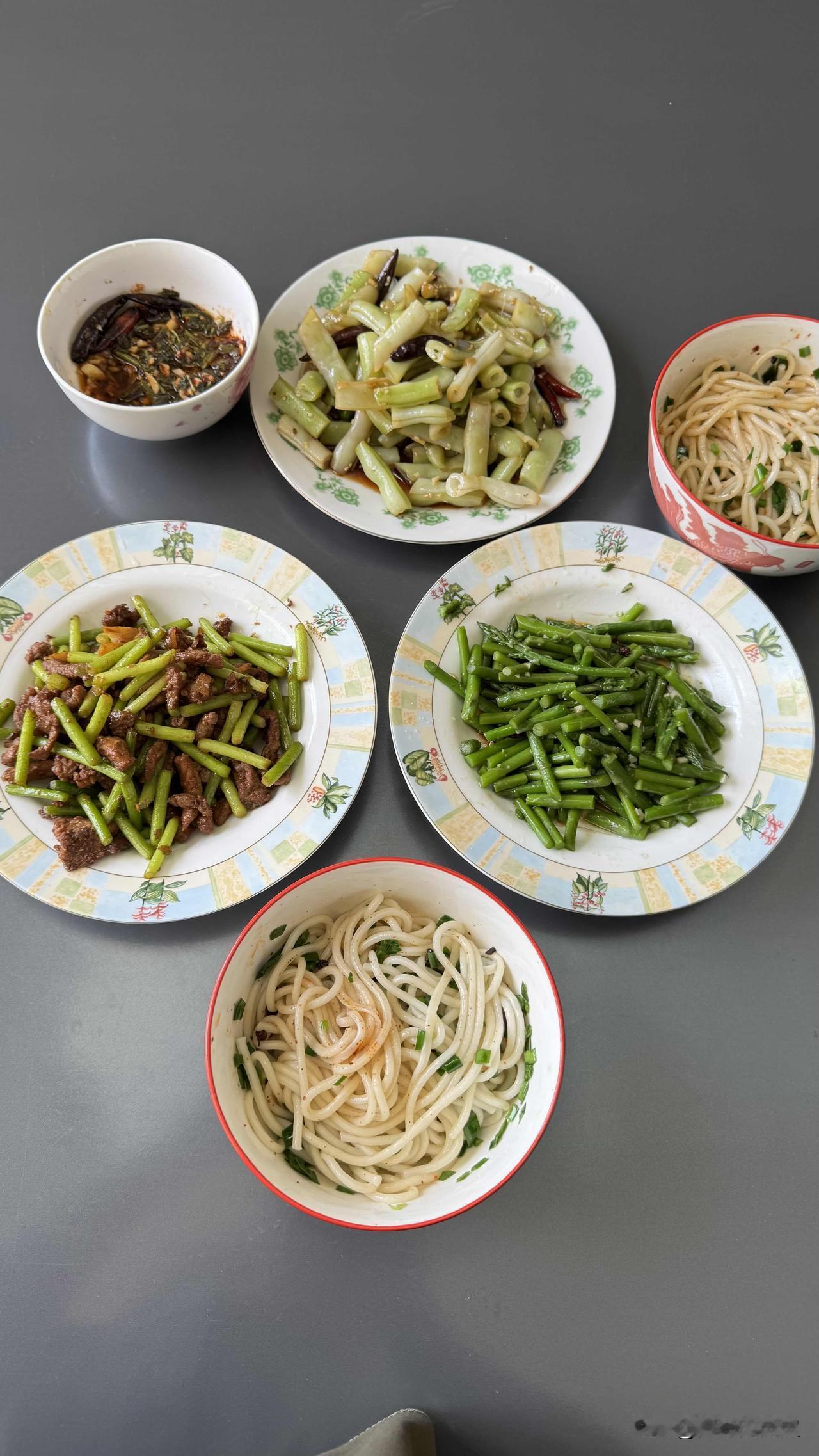 今天地地道道的本地饭。
油泼面。
虽然面条是圆的，但是还是特别有劲道。这是弟媳妇