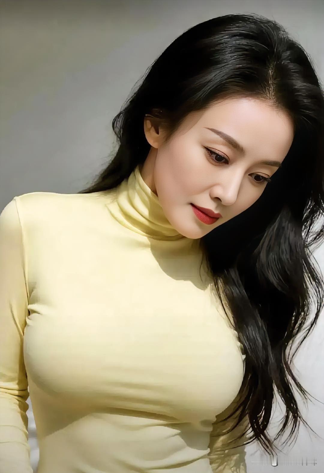 鹅黄暖，黑发软，眼神柔，静如兰。