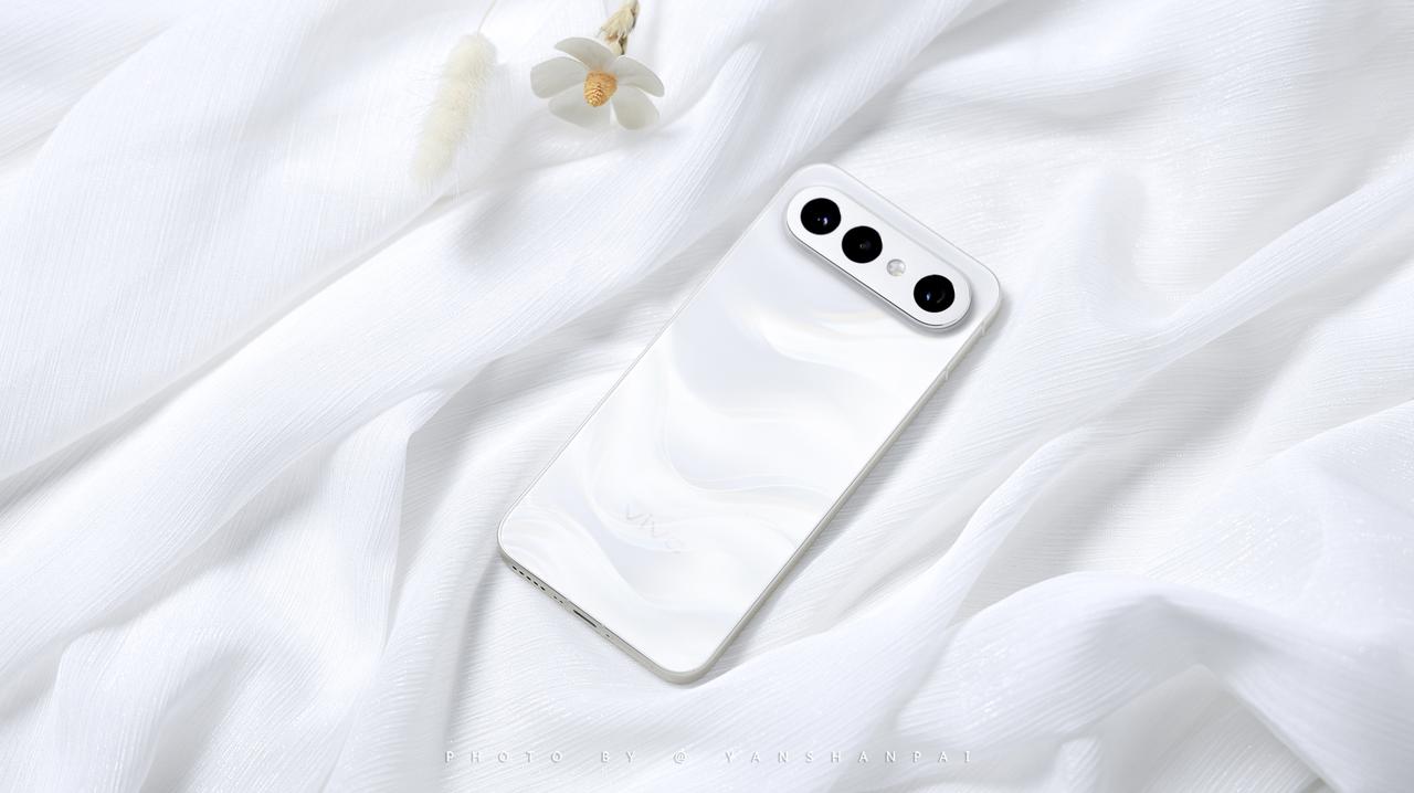 vivo S50 Pro mini也拿到了，而且还是主打的“告白”配色，不仅不同