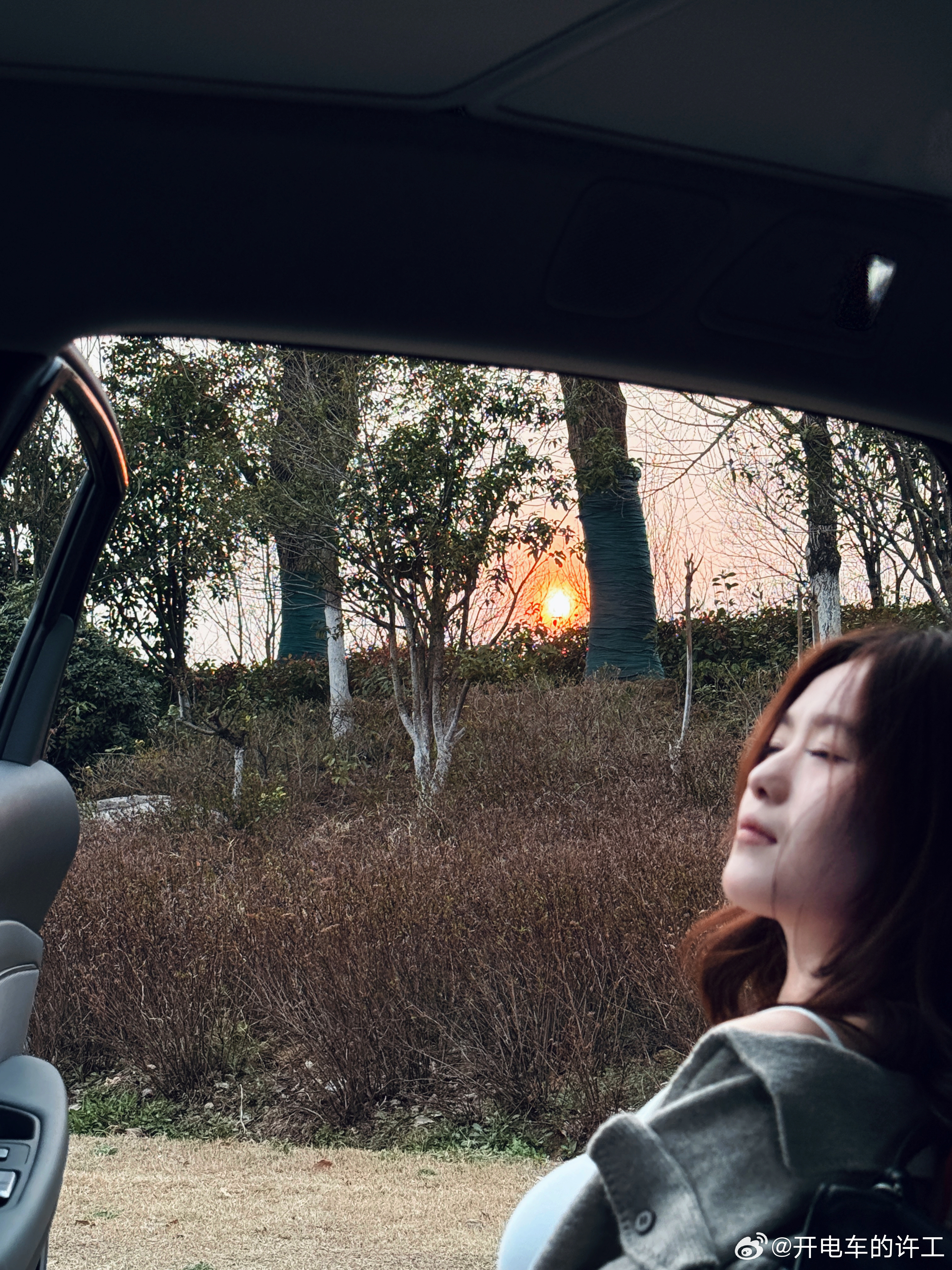 把方向盘交给直觉把时间交给日落小鹏MONA新能源汽车小鹏汽车