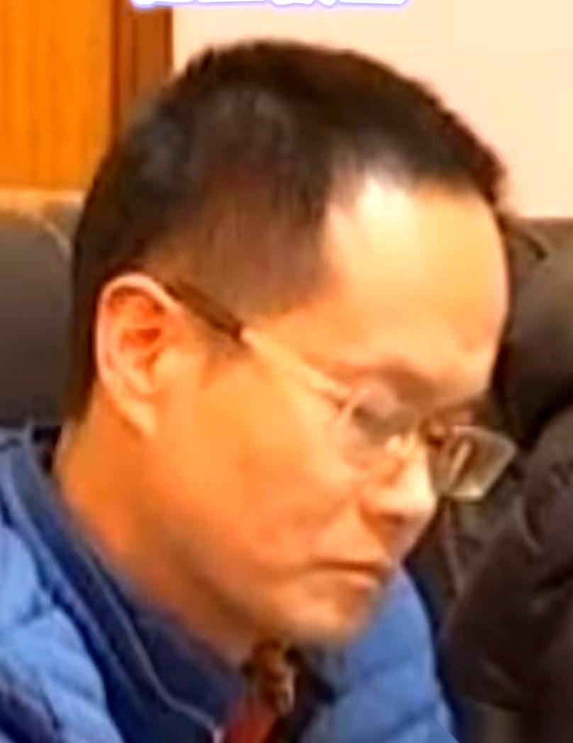 杨青山，惠州仲恺城发集团原来的董事长。
2024年，他还在台上，指着巨大的城市沙