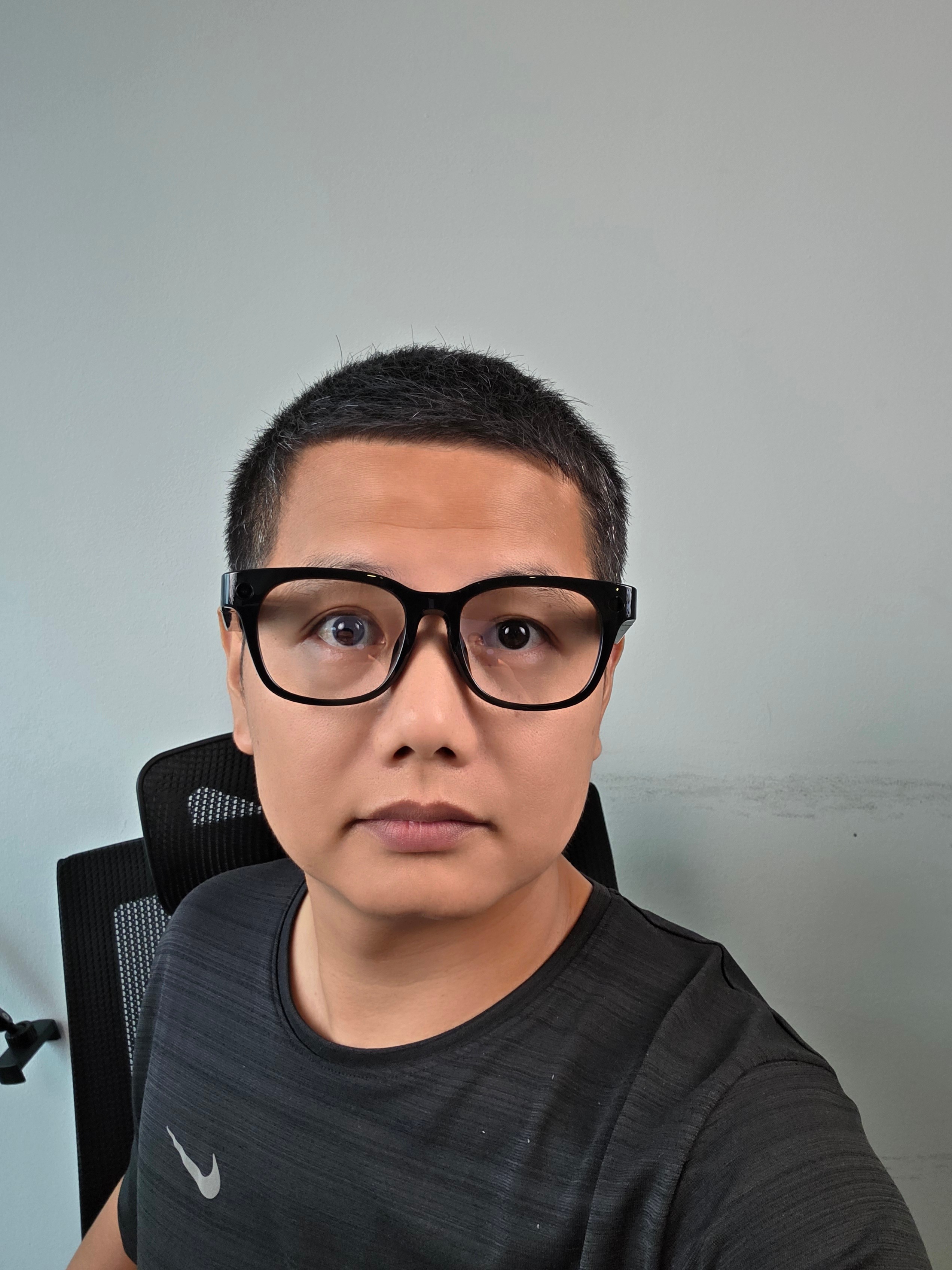 小米AI眼镜，要花一点时间适应，大黑粗，做成墨镜会很酷 ​​​