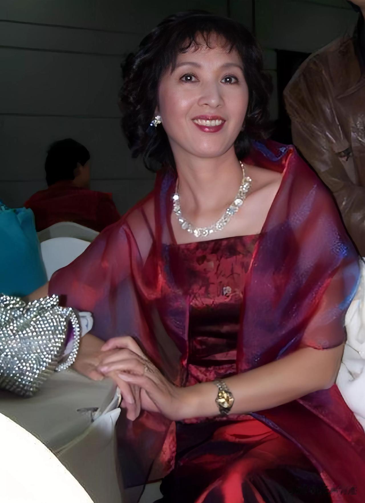 美人就是美人，虽然老了，也与别个不同，那么优雅！
年轻时的她是很多60、70后的