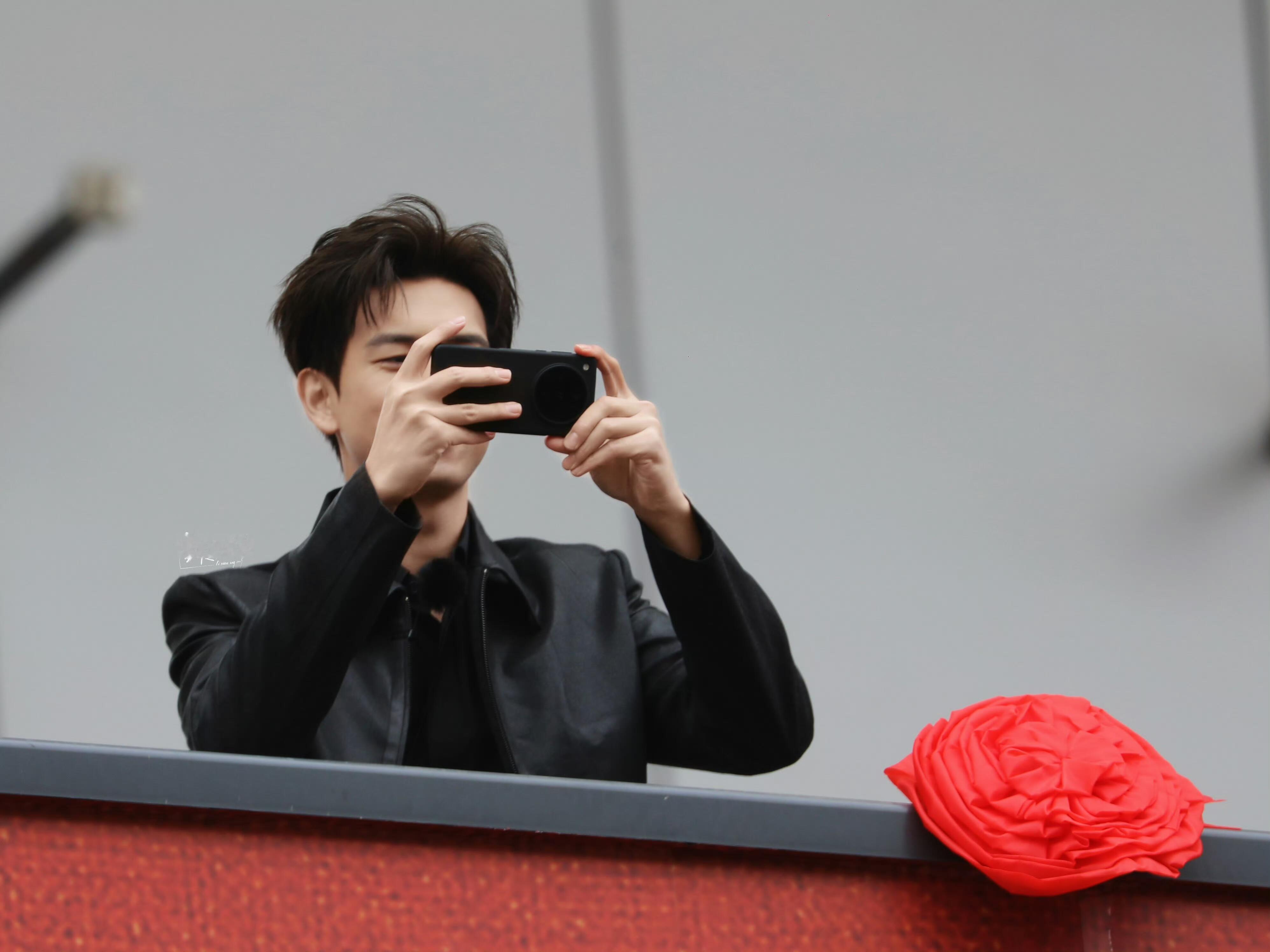 李现长在了我的笑点上啊啊啊李现真的每天都在刷新我的笑点上限！他那些表情包和神回复