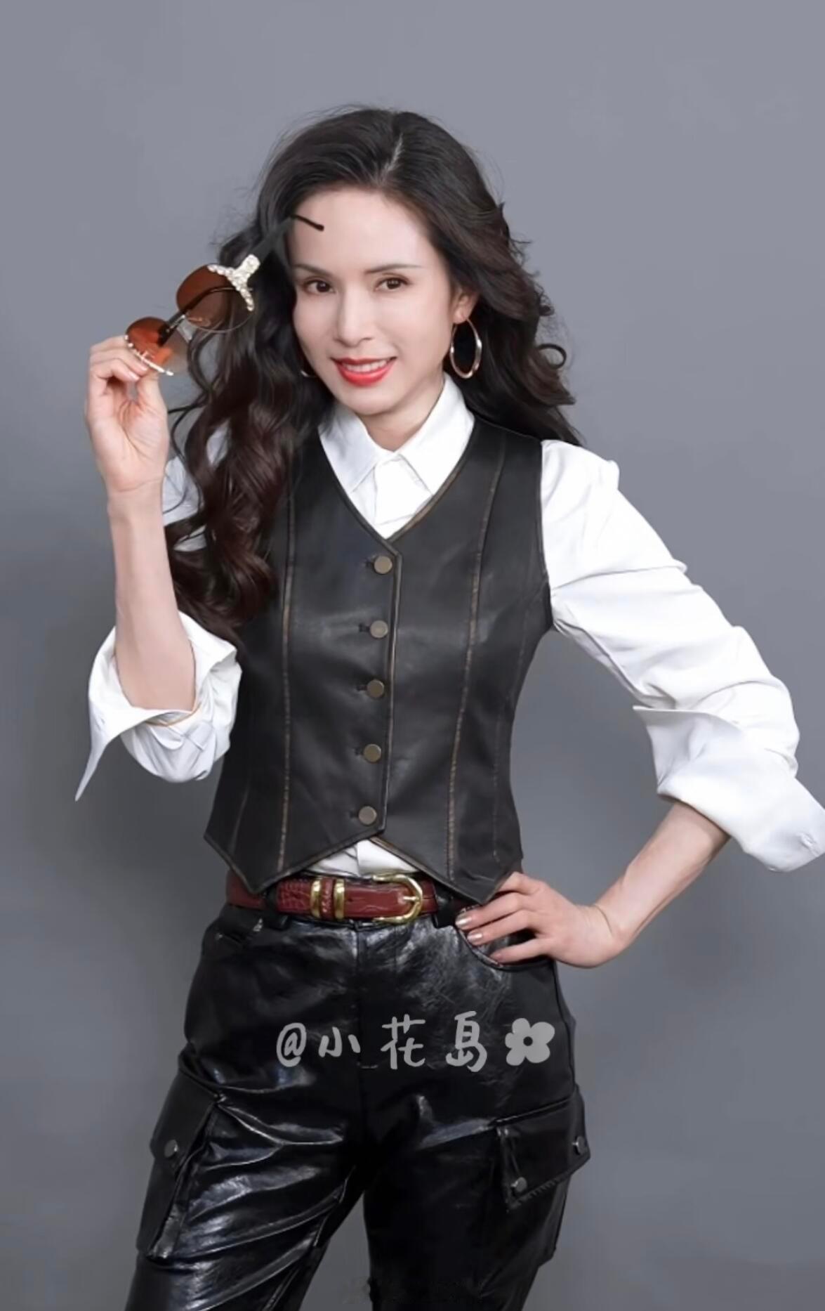 李若彤60岁正是闯的年纪李若彤演60岁飙车外婆李若彤首演短剧！民国风情+复古跑车