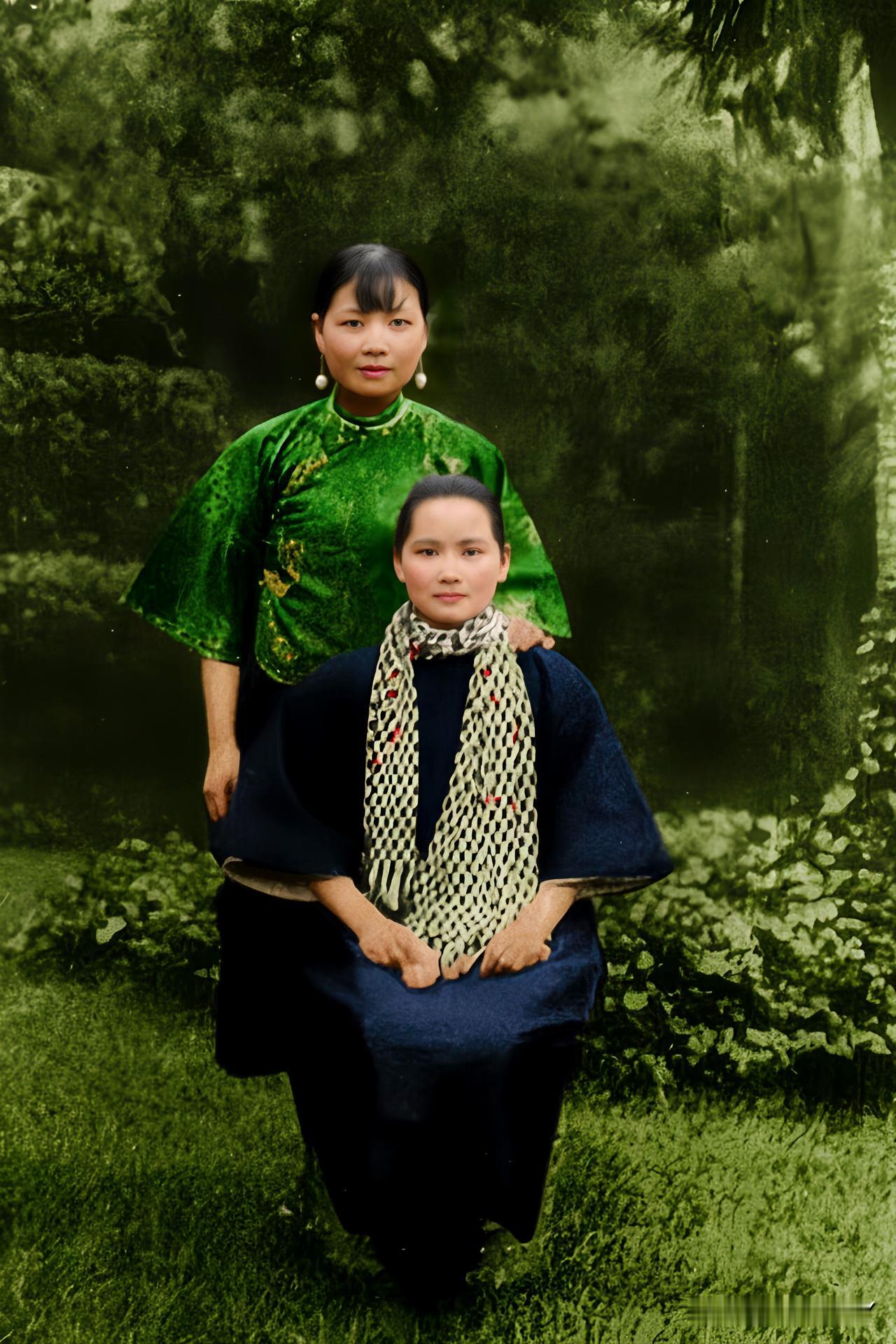 一九二六年，上海，宋庆龄与妹妹宋美龄的珍贵合影。这而非演戏，也绝非影视剧中的演员