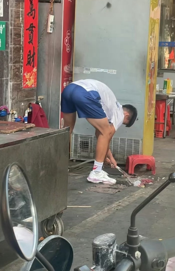 练体育生的弟弟就是不一样。 