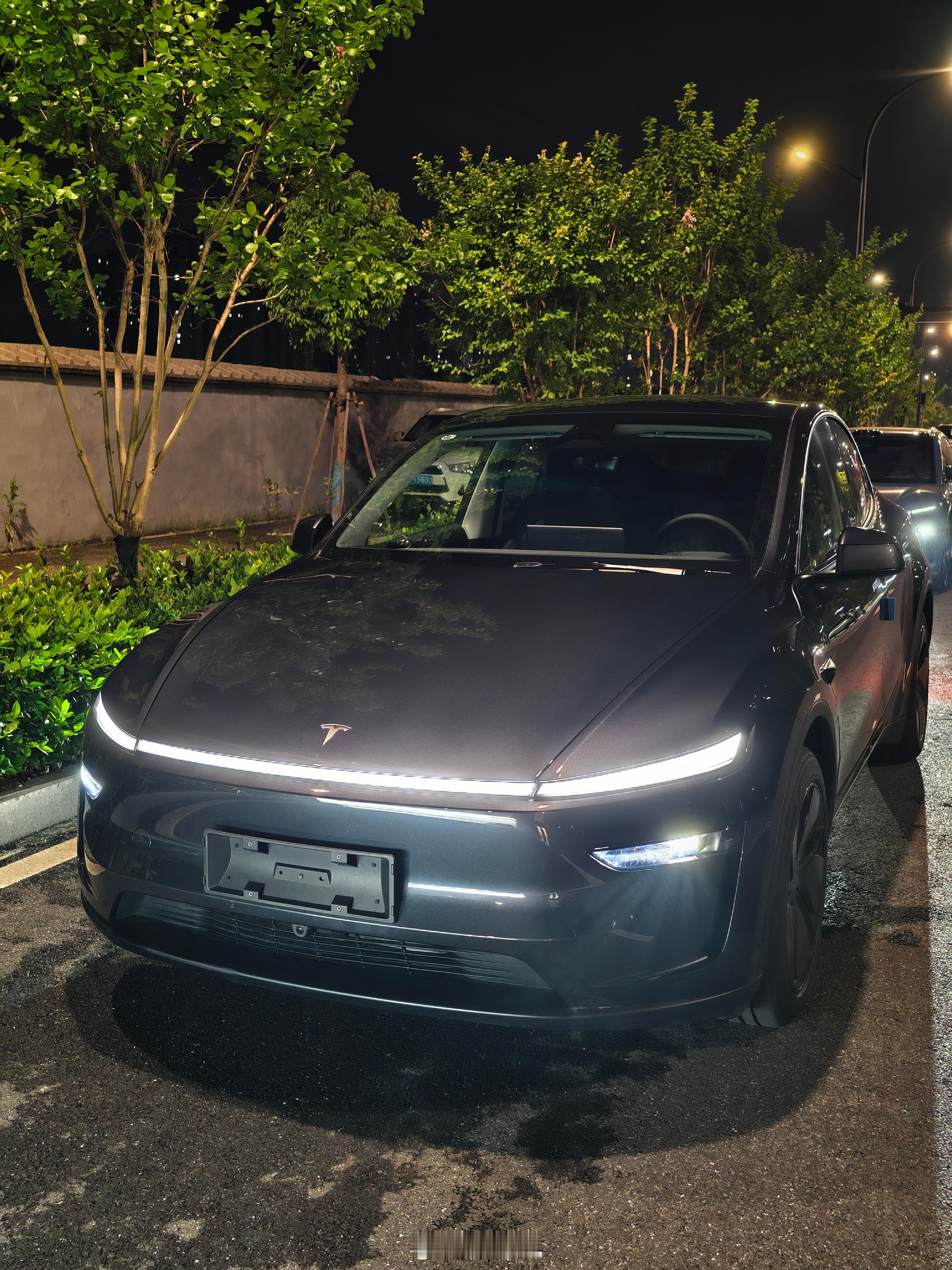 为了更深入了解小米YU7，我租了一辆特斯拉modelY焕新版，随便开一圈1.虽然
