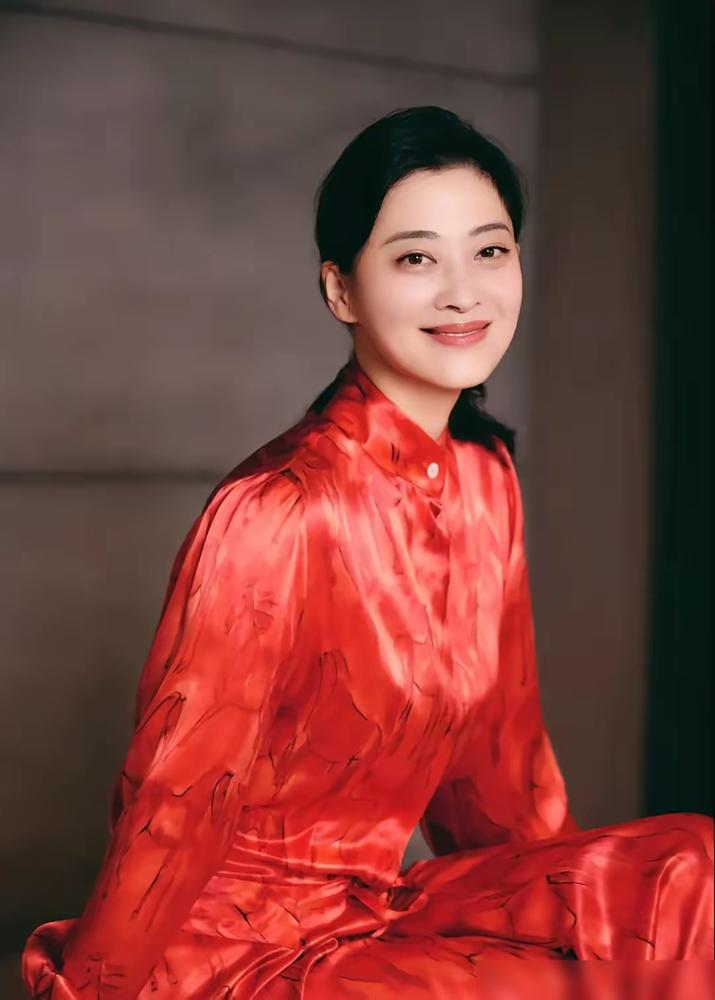 都说梅婷长相普通，那是你没见过她金马奖老公的镜头。当年叶大鹰喂到嘴边的资源，章子