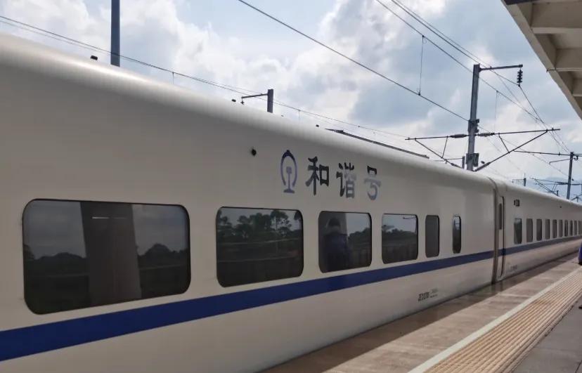 女作家因乘务员提醒管好小孩向12306投诉
这个消息被大家所热议，有同意这位女作