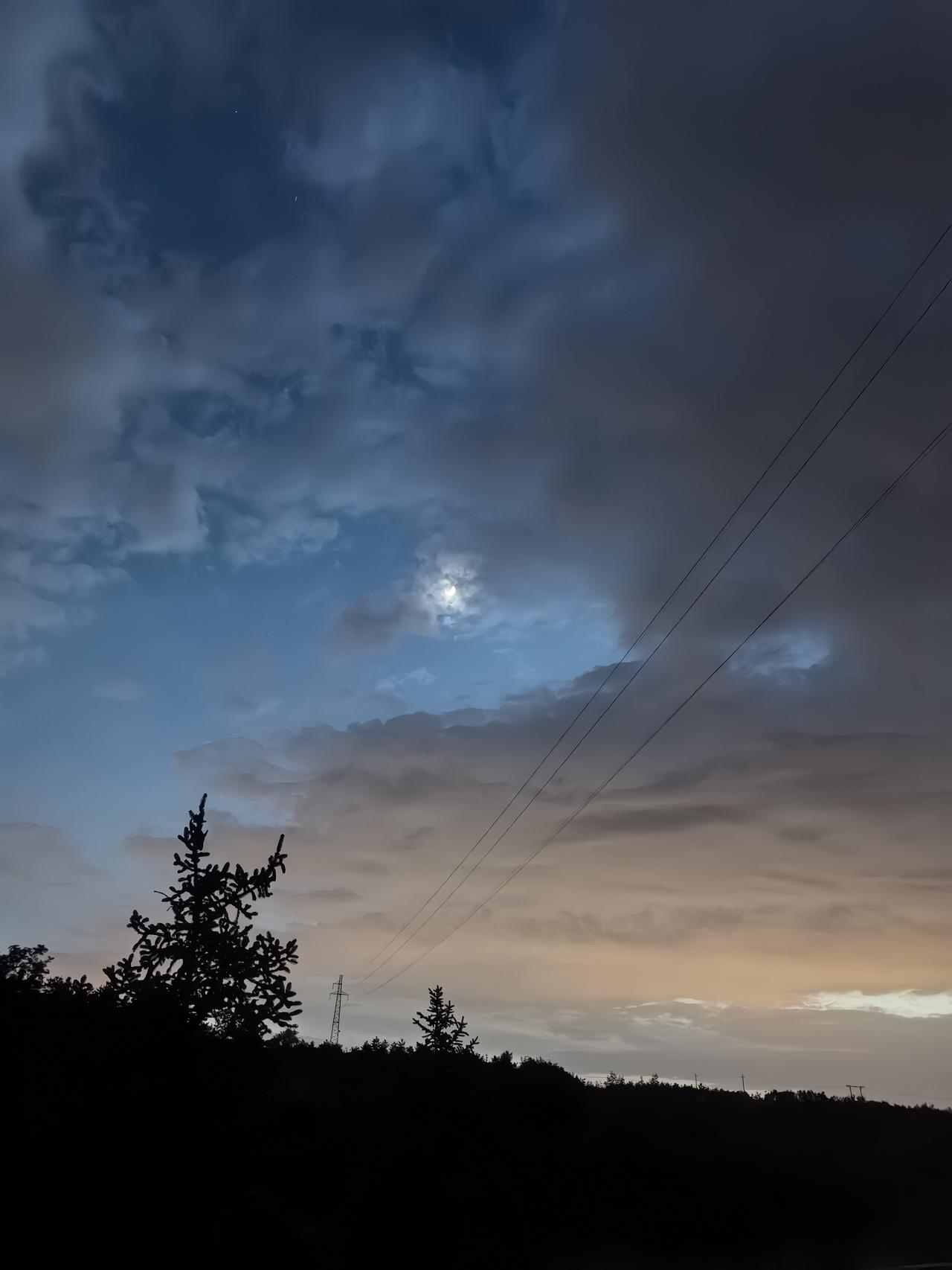 云卷云舒间，月华映林间。