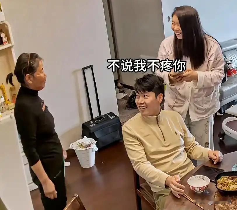 江苏，一对夫妻在家吃饭聊天，妻子突然抱怨，这一年因为带娃请了几次假，年终奖没有了