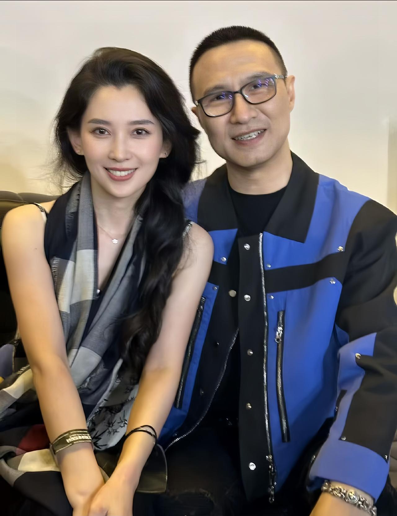 汪峰深夜晒与森林北合照，并配文称：“我俩好着呢，大家别瞎猜了…还艾特宁静，向她道