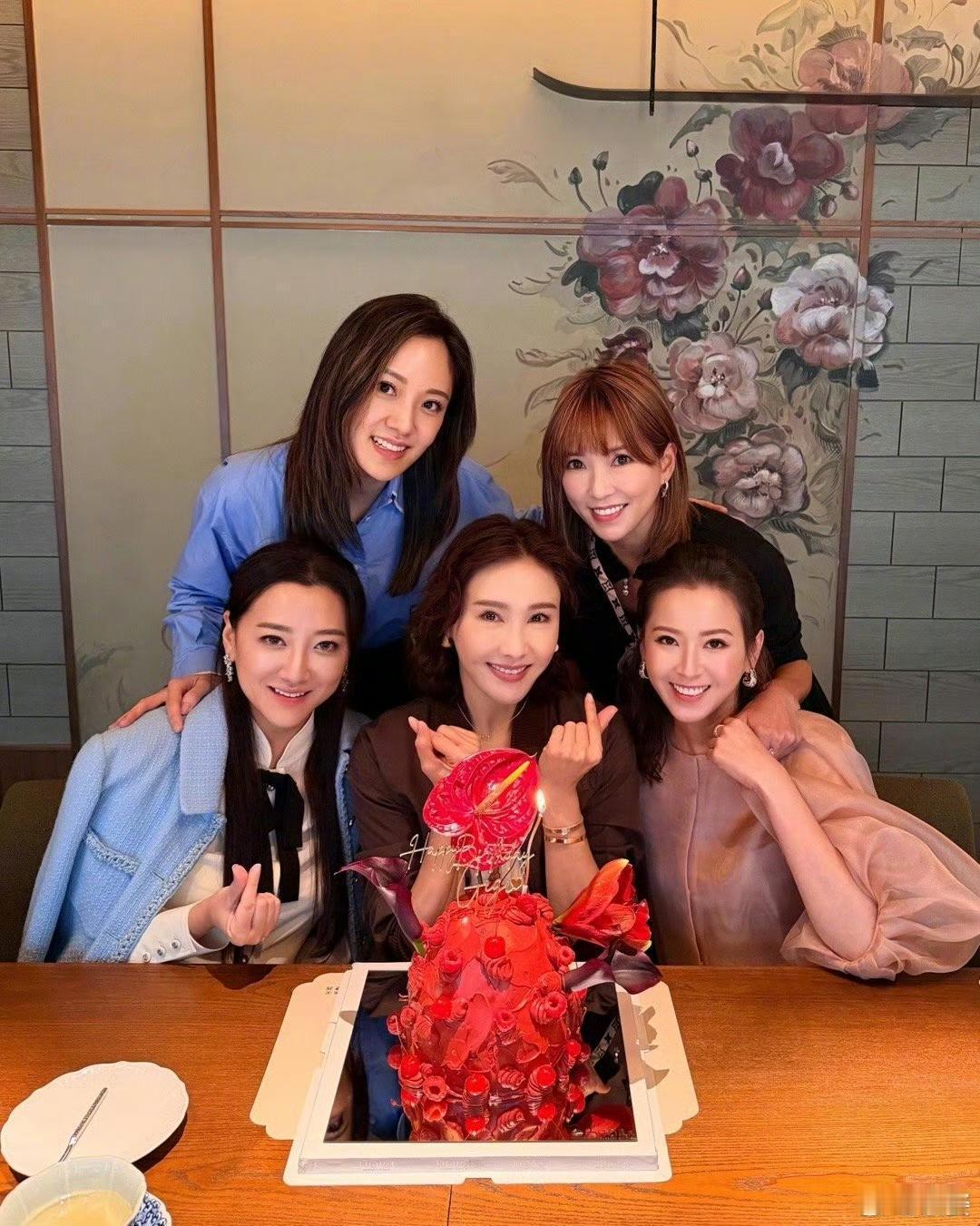 黎姿每年生日都要过好几次，和家里人过一次、和老公孩子过一次、还要和闺蜜过一次，果