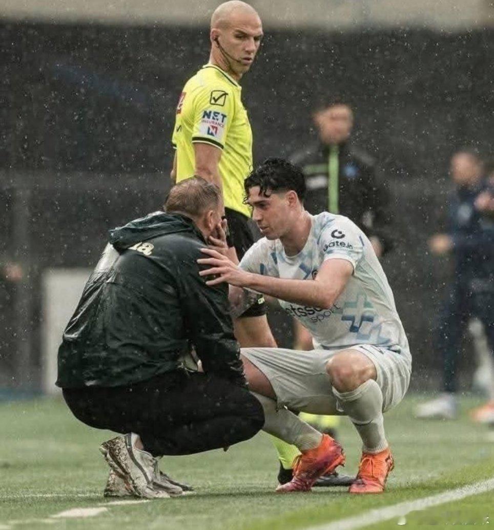 巴斯托尼在国际米兰补时阶段进球后主动去安慰维罗纳队主教练扎内蒂，这让人明白体育除