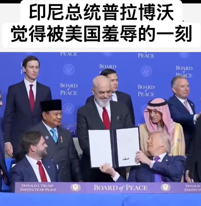 这一幕是发生在什么时候，什么场合？

第一，万斯是副总统，为什么能坐在那，而后排