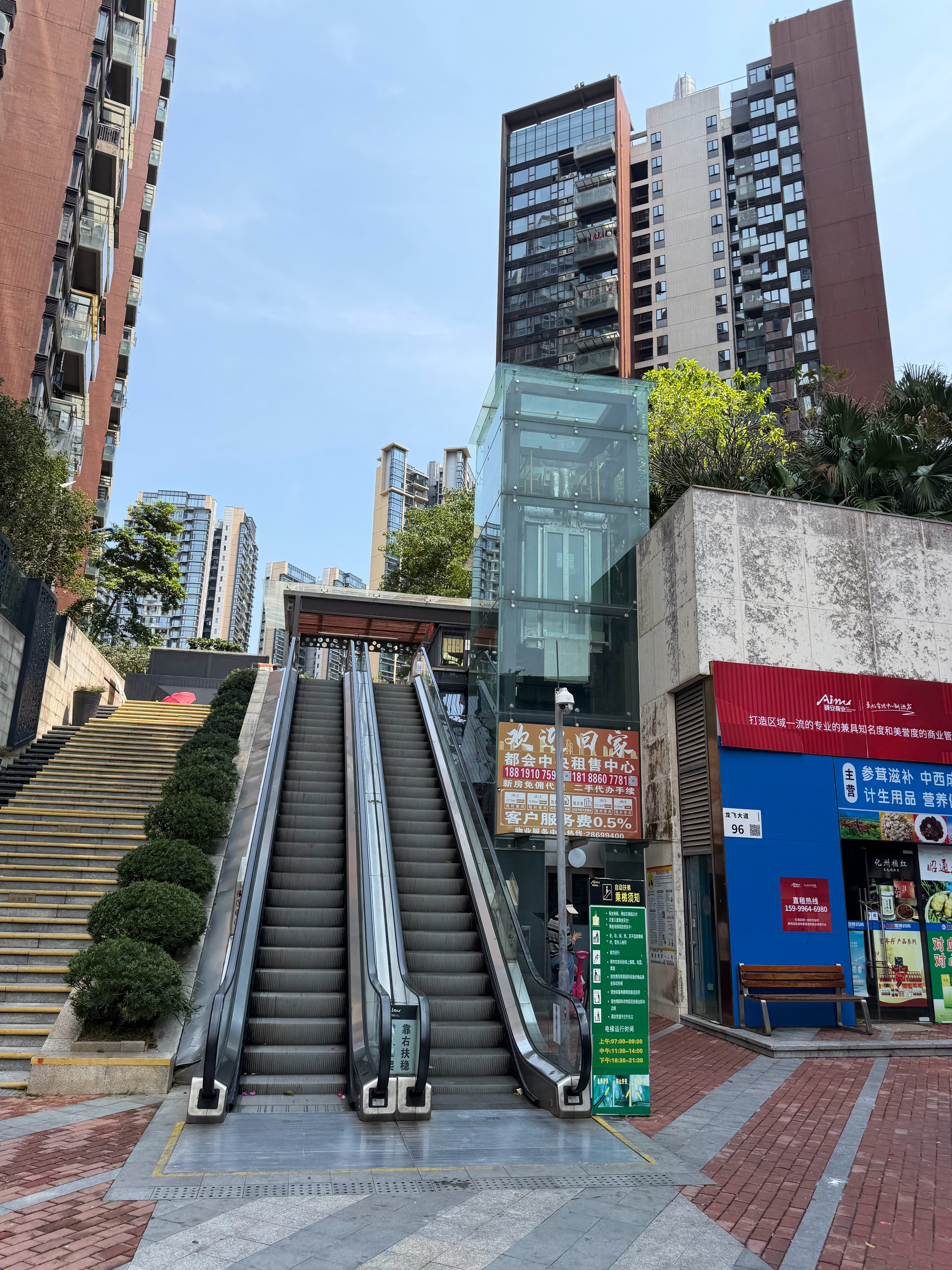 深圳就这样子，早上下一阵雨，又下不过三秒，现在又晴天，图片是我住的小区，走路10