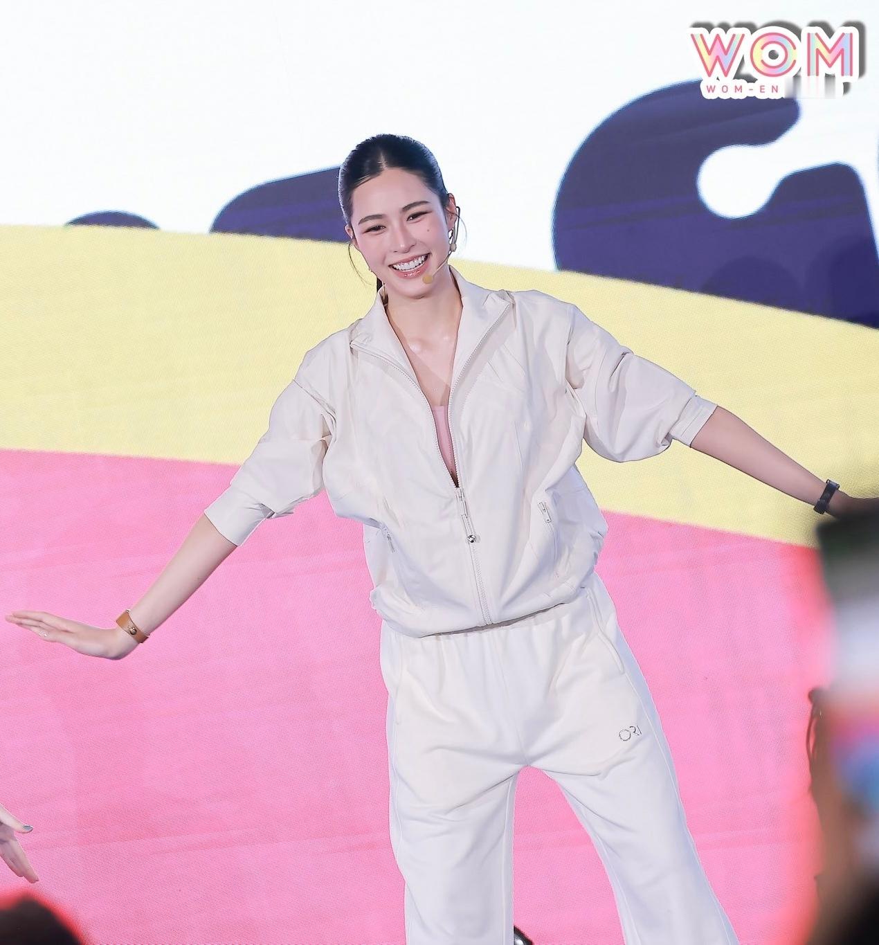 这手也忒长了 