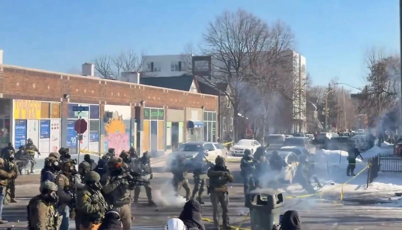 美国明尼苏达州明尼阿波利斯，ICE、边境巡逻队戴着防毒面具，向抗议者投掷催泪弹。