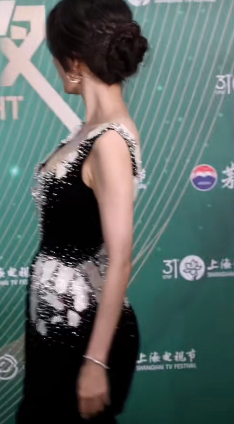 杨幂白玉兰红唇黑长直，绿毯是盘发，好温婉好知性！ 