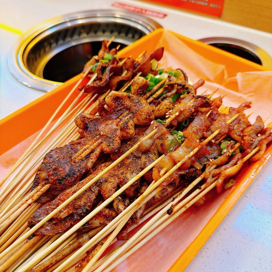 出差回北京，一下飞机，直接被董秘拉去吃小烧烤。还必须让我坐后排，说赶飞机太累得好